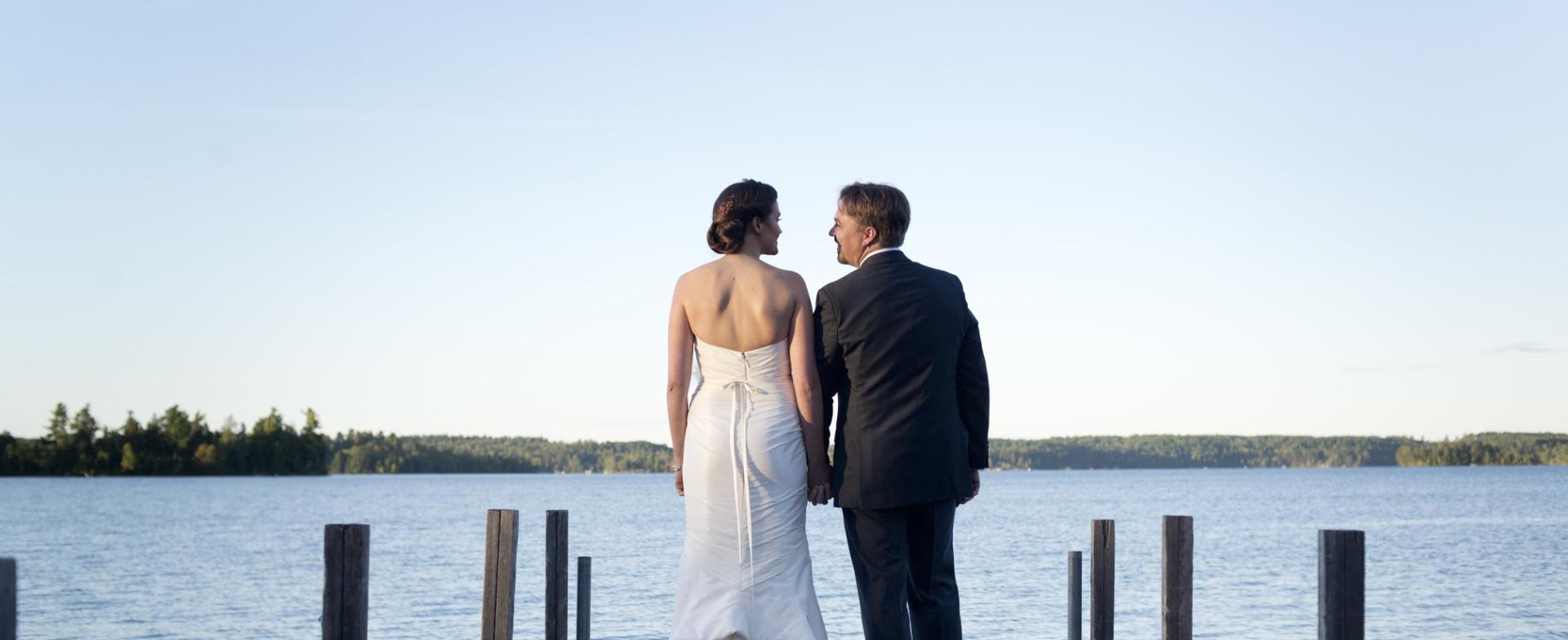 Couple getting married at Pehrson Lodge on Lake Vermilion